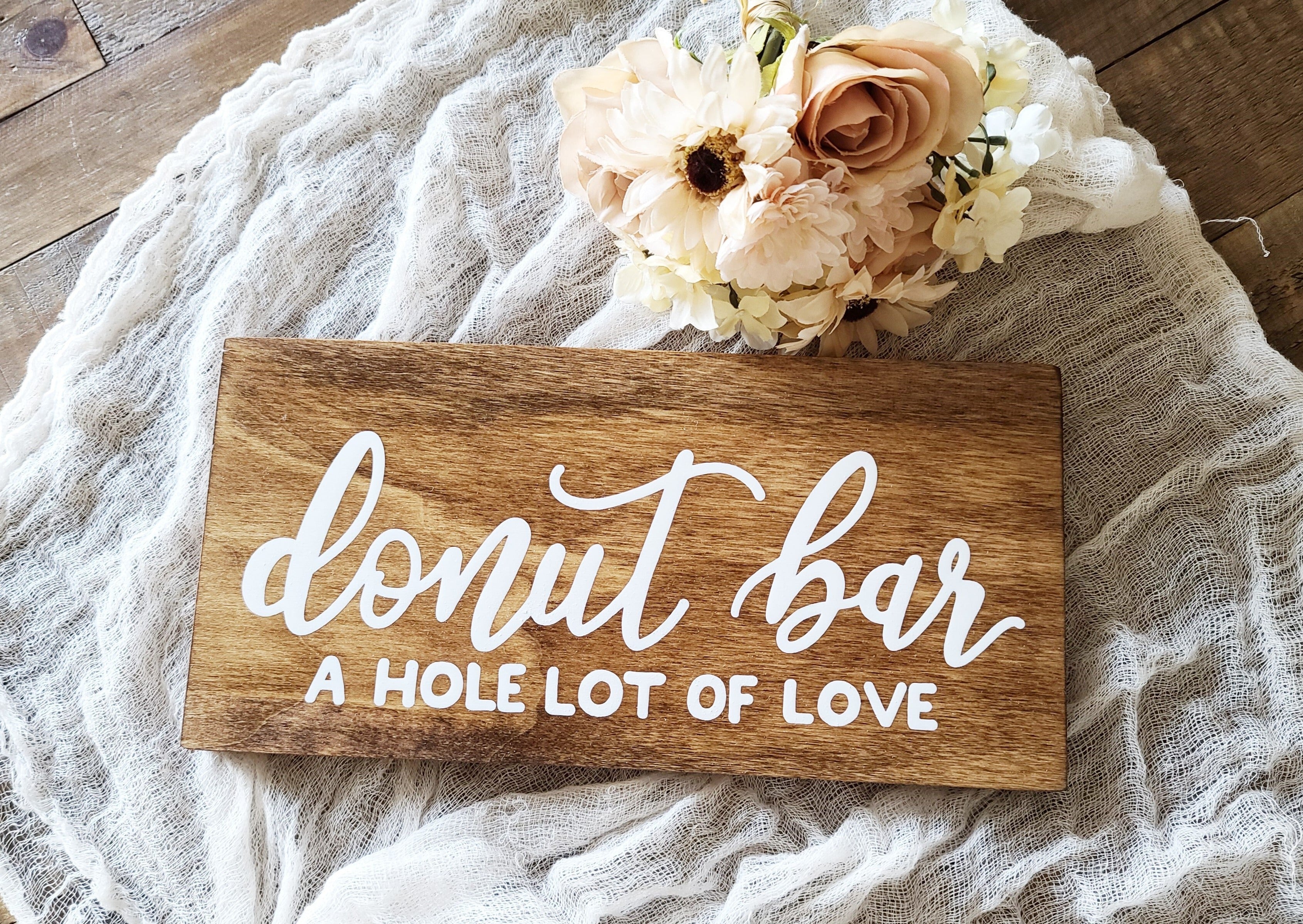 Donut sign wedding | Beachweddingtips.com